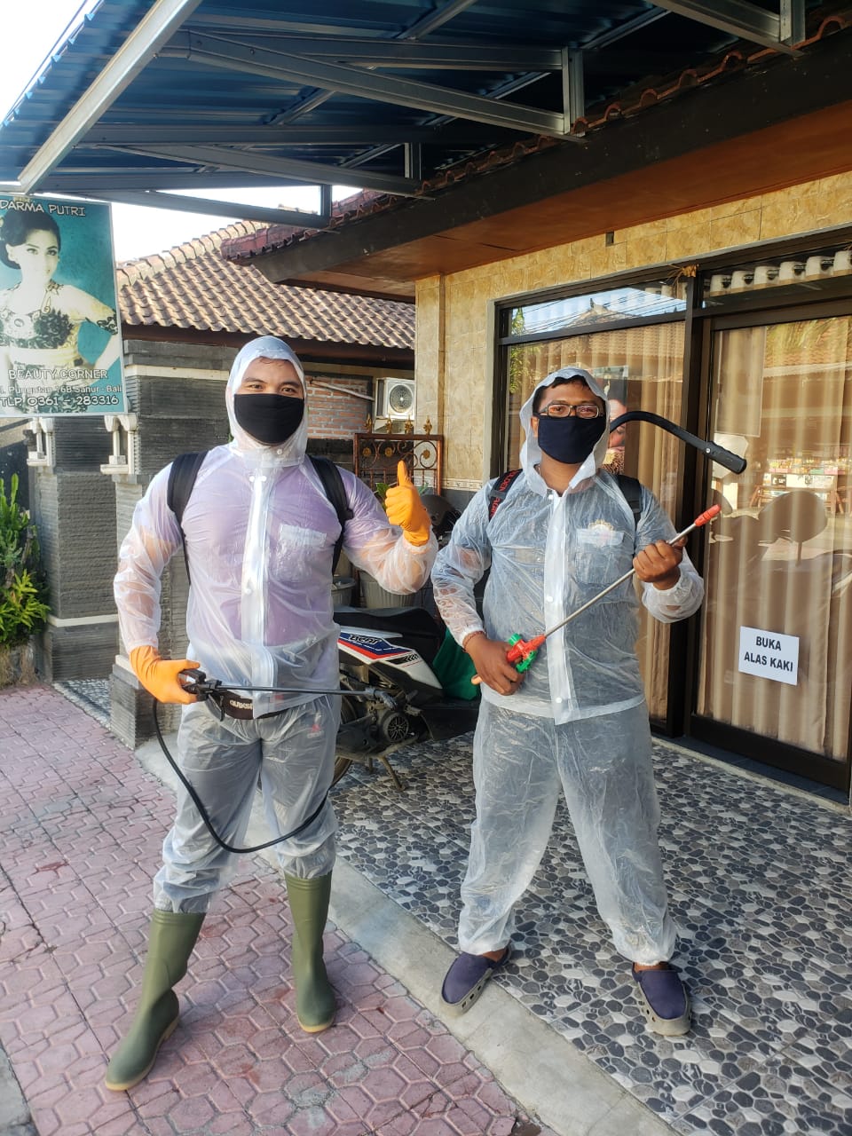 Giat Penyemprotan Massal bersama Satgas Penanggulangan Covid19 Kelurahan Sanur