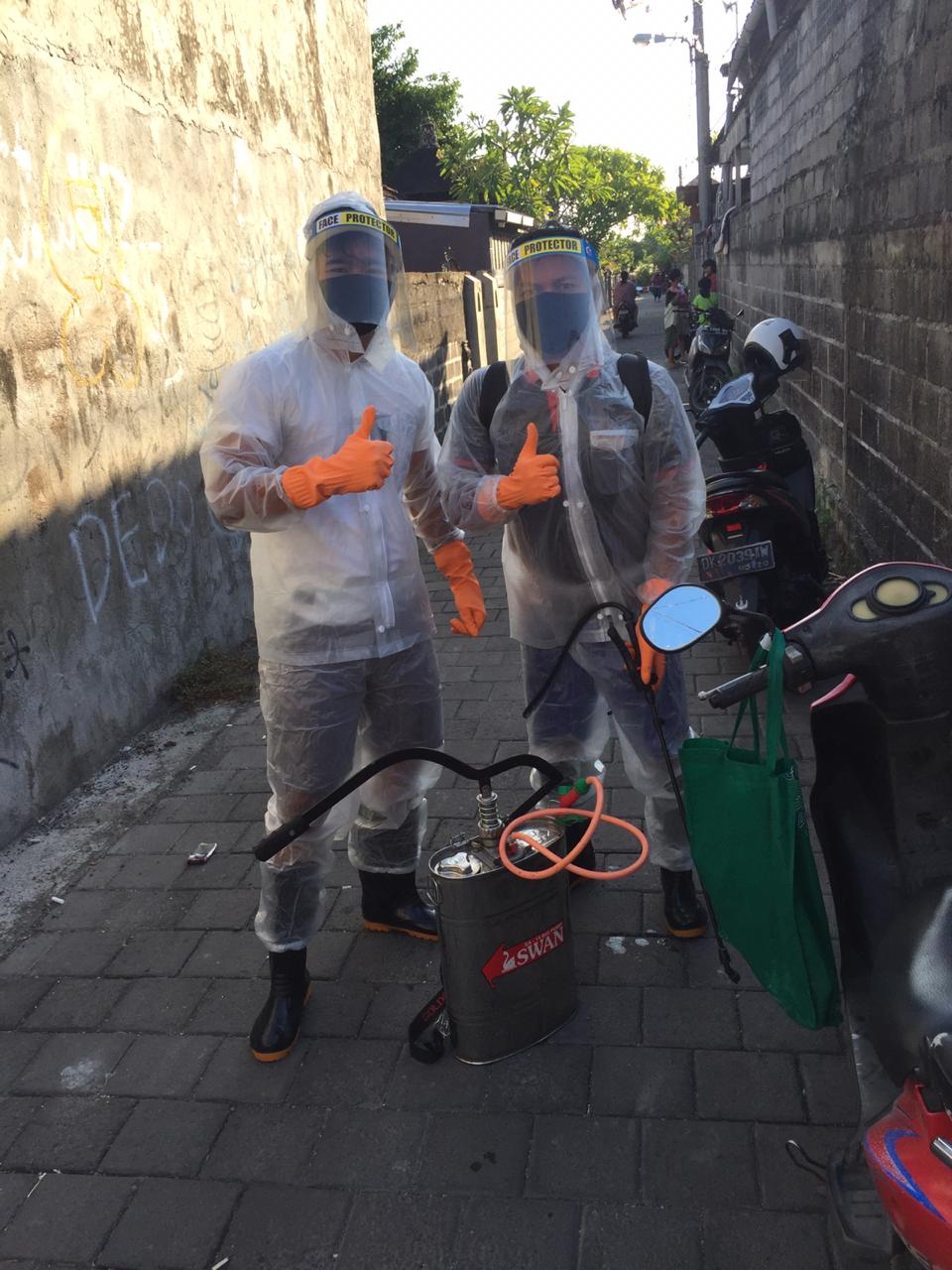 Petugas dari Dinas Perpustakaan dan Kearsipan Kota Denpasar turut melaksanakan penyemprotan disinfek