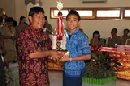 PENYERAHAN HADIAH LOMBA MINAT DAN BUDAYA BACA 2011 PADA PUNCAK HARI KUNJUNG PERPUSTAKAAN