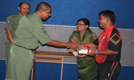 KAMPANYEKAN MINAT BACA, BPAD SERAHKAN BANTUAN BUKU