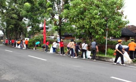 SERENTAK BERSIH, MELALUI AKSI KEBERSIHAN MASSAL