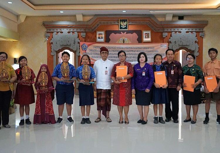 Penyerahan Hadiah Pemenang Lomba Pengembangan Minat dan Budaya Baca